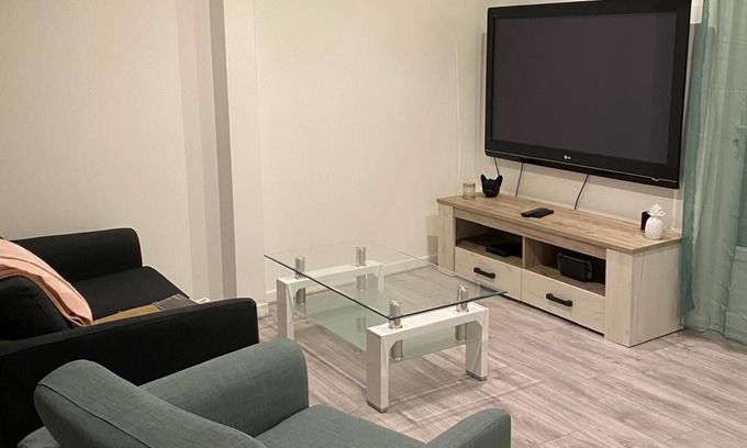 Bobigny Apartamento | 2-bedroom apartment (ground floor and basement). In 2-level pavilion.