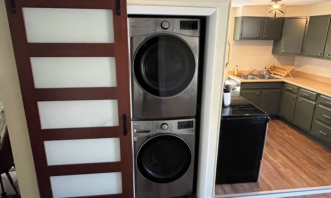 Lexington Apartamento | 2-bedroom apartment with modern appeal in Lex! Mid Ohio close by!