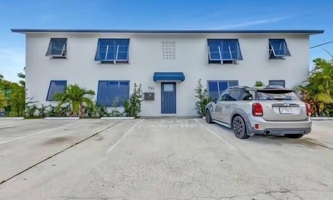 Riviera Beach Apartamento | 2 bedroom apt, enjoy baseball WiFi close to the Beach & Rapids