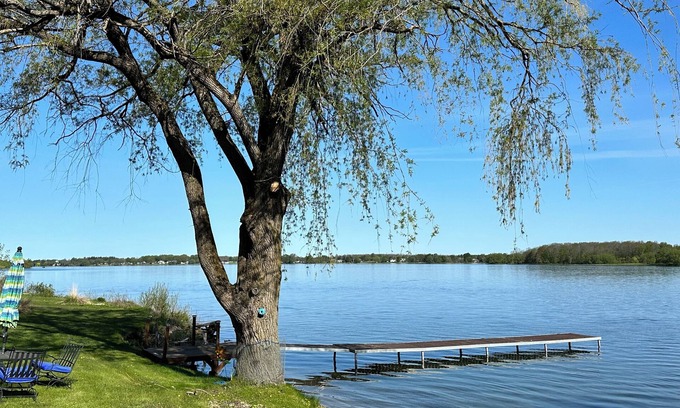 St Lawrence County Apartamento | 2-bedroom apt. Riverfront w ACWiFi and STUNNING views of the St Lawrence River