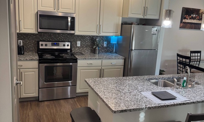 Clarkdale Apartamento | 2-bedroom Apt, sits in the middle of a major shopping center and movie theater.