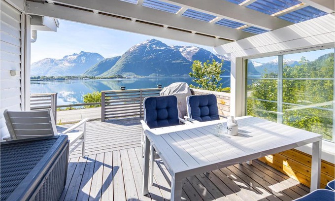 Andalsnes Casa | 2 Bedroom Awesome Home In Isfjorden