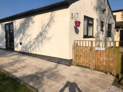 Forsbrook Casa | 2 bedroom bungalow, 15 minutes to Alton Towers, dog friendly