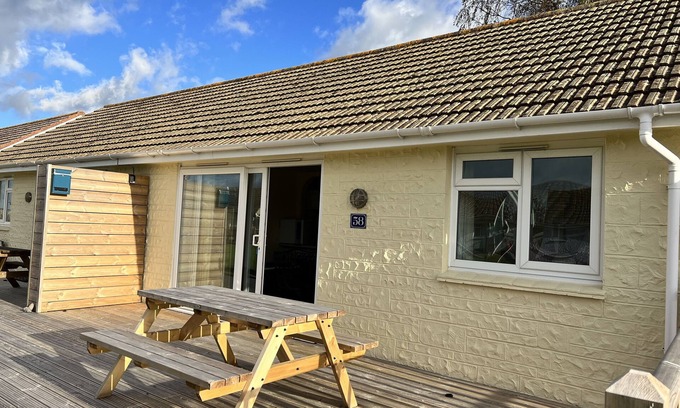 Seaview Casa | 2 Bedroom Bungalow SV58, Seaview, Isle of Wight, Dog Friendly, free wifi