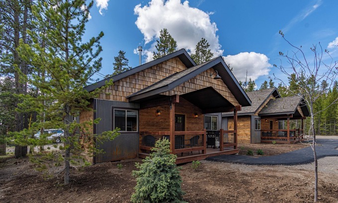 West Yellowstone Cabina | 2 Bedroom Cabin with A/C, just 5 blocks from Yellowstone!