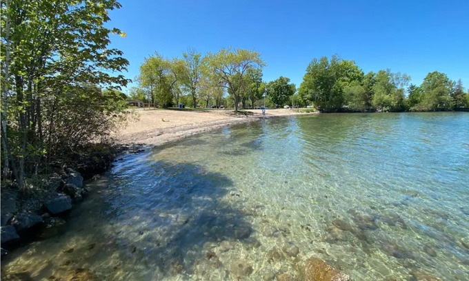 Alcona Cabina | 2 Bedroom Cabin Across Lake Simcoe