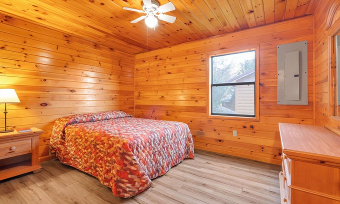 Byrdstown Cabina | 2 Bedroom cabin with lake access to Dale Hollow Lake!