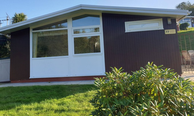 Llanybri Chalet De Esquí | 2 bedroom chalet in quiet countryside surroundings of Elmrise Park, Llangain