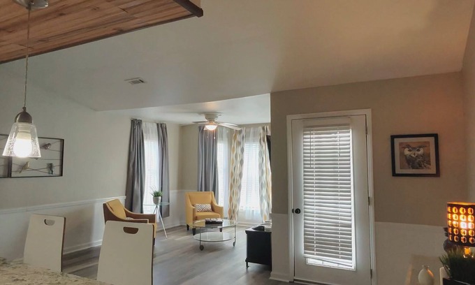 Charlotte Condominio | 2-bedroom condo in Charlotte w WiFi, minutes to University area or Uptown