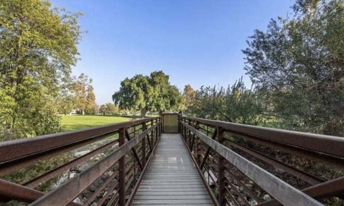 Calabasas Condominio | 2-bedroom Condo in Heart of Downtown Calabasas