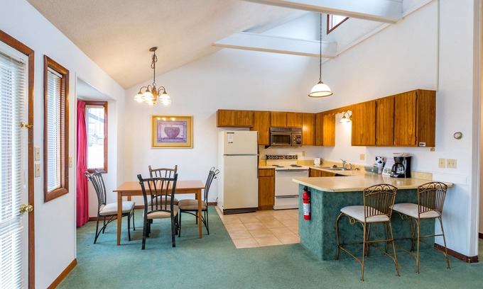 DuBois Condominio | 2 Bedroom Condo in Lakeside Resort Community (1 Queen & 2 Twin Beds)