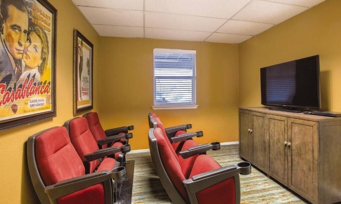 Tahoe Village Condominio | 2-bedroom condo in Magical Lake Tahoe with WiFi, fitness room, AC