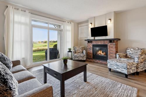 The Blue Mountains Chalet De Esquí | 2 Bedroom Condo only steps to the Village!