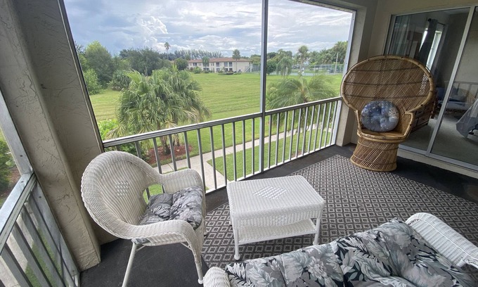 Iona Condominio | 2-Bedroom Condo/pool, pickle ball-Great Community!