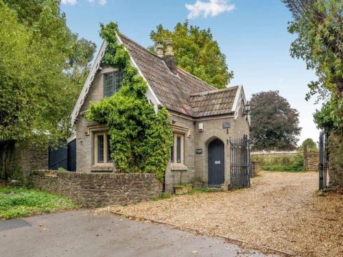 Hambrook Casa | 2 bedroom cosy cottage with hot tub in hambrook close to Bristol City Centre