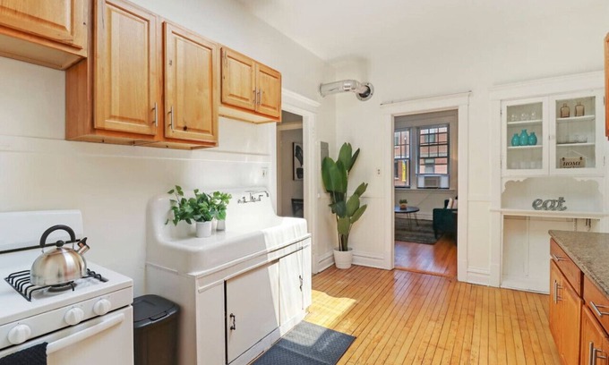 Andersonville Apartamento | Cozy 2BR Apartment in Prime Location