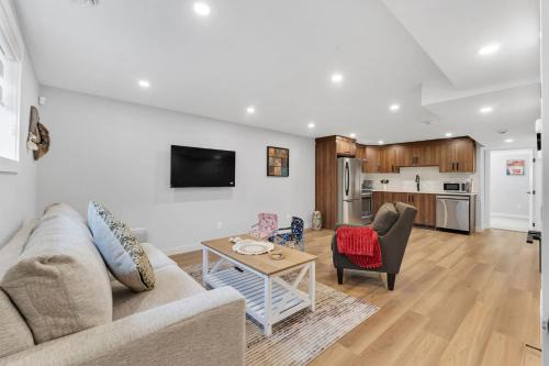 Haysboro Casa | 2 bedroom Cozy Secondary suite