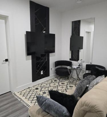 Northeast Edmonton Apartamento | 2 bedroom cozy suite in NW edmonton with separate entrance, FreeWifi, driveway Parking, Netflix, AC, airport pickup