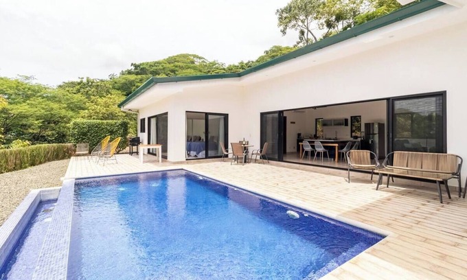 Cañafístula Casa | 2-bedroom house with infinity pool and jungle views in Tamarindo with WiFi, AC