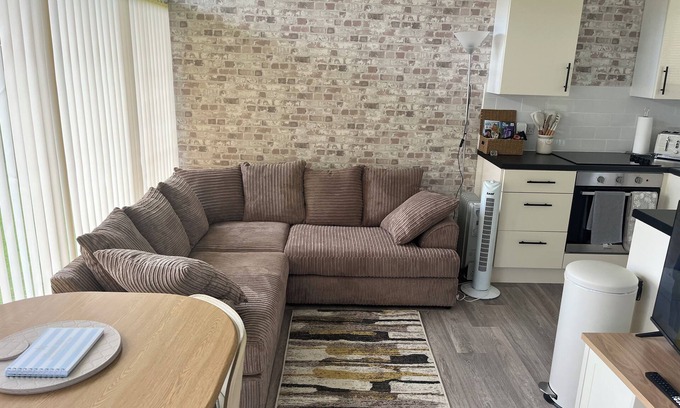 Stalham Chalet De Esquí | 2 bedroom detached chalet, Broadside Chalet Park