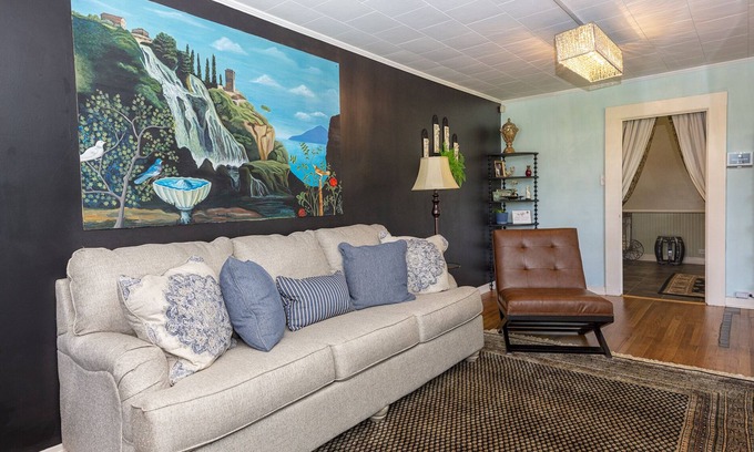Bainbridge Casa | 2 bedroom downstairs The Henry House and Queen pull out sofa