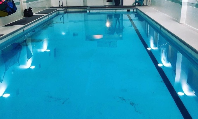 Quincy Condominio | 2 Bedroom Downtown Condo above Gym with Pool Hot tubs sauna etc.
