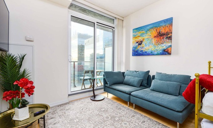 Central Waterfront Hotel | 2bedrooms minutes walk to Scotiabank arena, MTCC, Rogers centre