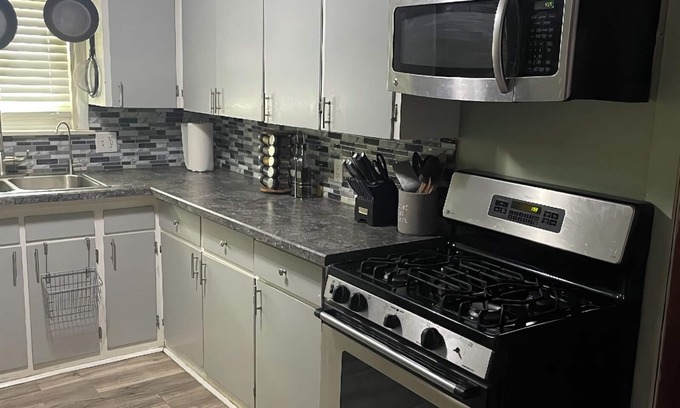 Creston Heights Casa | 2 bedroom duplex, WiFi, Fenced in yard. Pets Welcome 30+ day rental