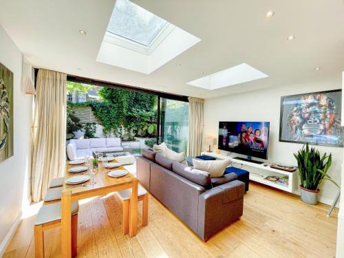 Addison Apartamento | 2-Bedroom flat with private patio & firepit in Shepherds Bush near Hammersmith