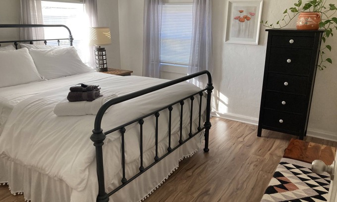 Cloverdale Apartamento | 2 Bedroom Flat With Short Walk to Downtown