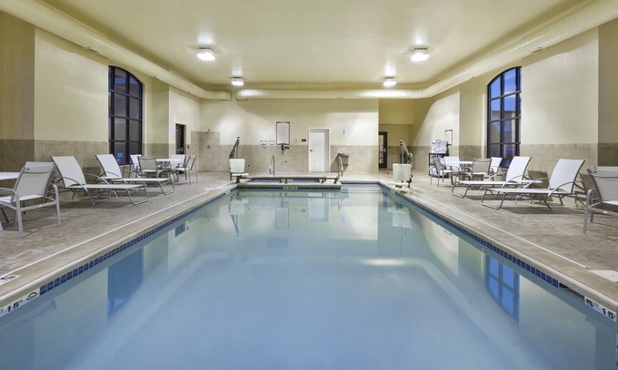 Okemos Condominio | 2 Bedroom | Free Breakfast Buffet.