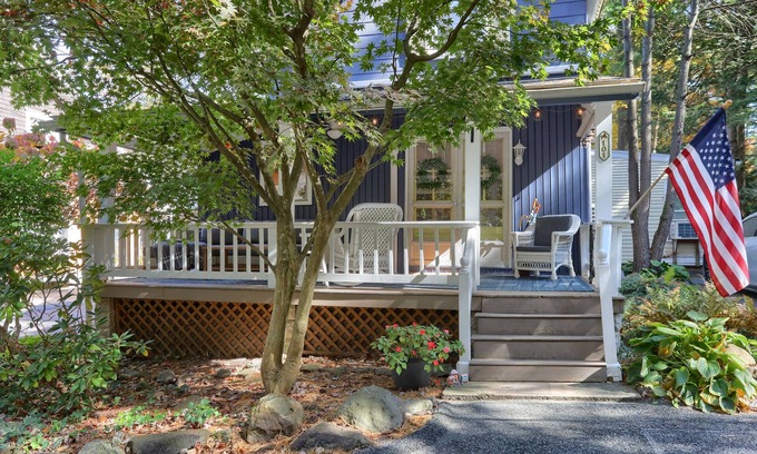 Timber Hills Cabaña | 2 Bedroom fully updated cozy Mt. Gretna Cottage with parking