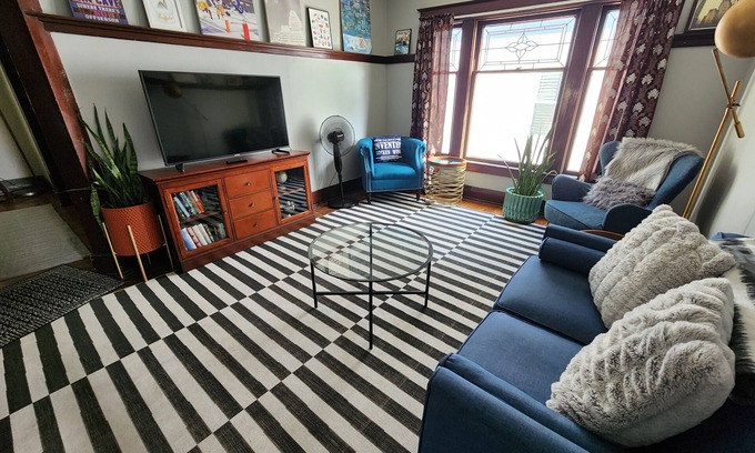 Buffalo Apartamento | 2 bedroom Historic Apt between downtown and the Stadium. Go Bills!