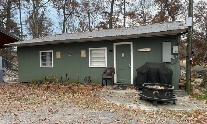 Dandridge Cabina | 2 bedroom home on Lake Douglas, perfect for fishermen! Close to all attractions!