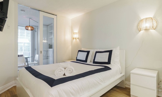 Financial District Hotel | 2-bedroom hotel in fabulous Toronto with AC