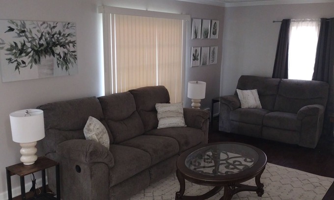 Cleveland Heights Casa | 2-bedroom house close to the Cleveland Clinic Main Campus w/fireplace and a den