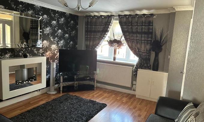 Liverpool Casa | 2 bedroom house close to city centre with gated driveway