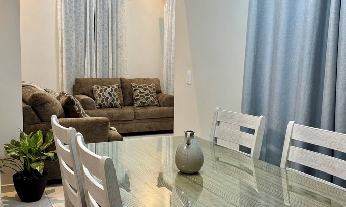 San Pedro Sula Casa | Tu hogar en Casa Valencia/Your Home at House Valencia