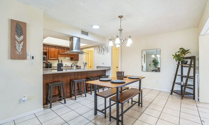 Glendale Casa | Charming 2-bedroom house in brilliant Glendale with an office, WiFi, A/C & pool