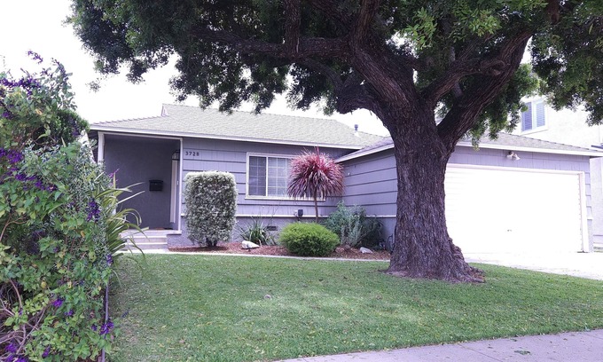 Harbor Casa | 2-bedroom house in charming Long Beach 7 minutes from Long Beach Airport.