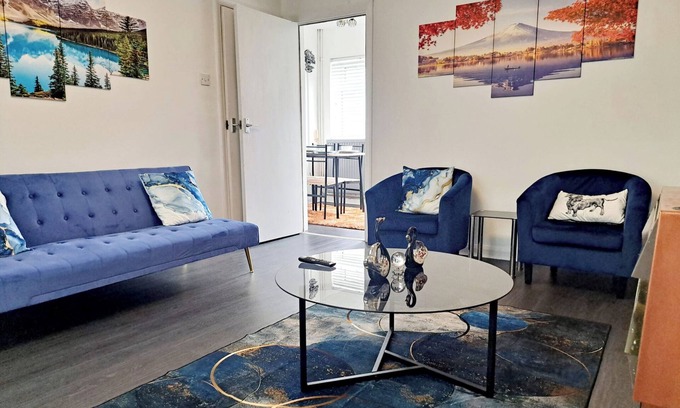 Leeds Casa | 2 Bedroom House in Leeds - Sleeps 5, WiFi, Parking