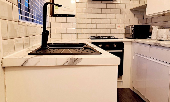 Leeds Casa | 2 Bedroom House in Leeds - Sleeps 5, Wifi, Parking