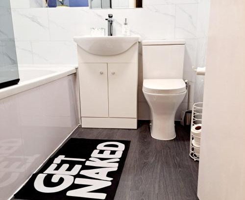 Leeds Casa | 2 Bedroom House in Leeds - Sleeps 5 WiFi Parking