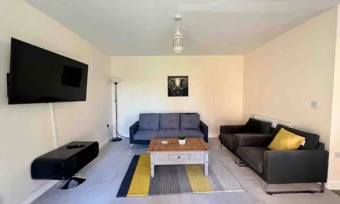 Chatham Casa | 2 Bedroom House in Quiet Neighbourhood, Conveniently Located- 2 Parking Spaces