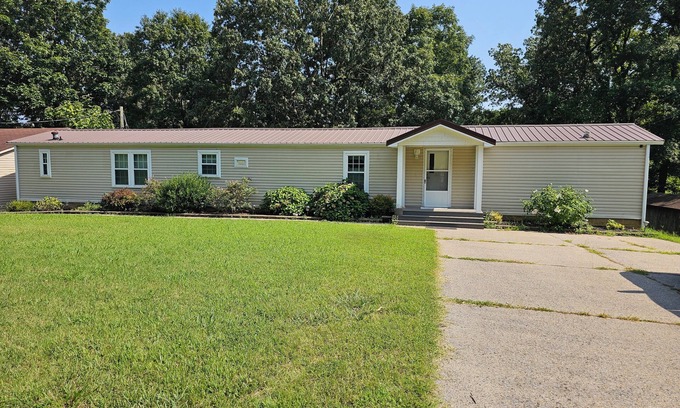 Grand Rivers Casa | 2-bedroom house in Grand Rivers with 2 Boat Ramps and Patti's Nearby - KY Lake