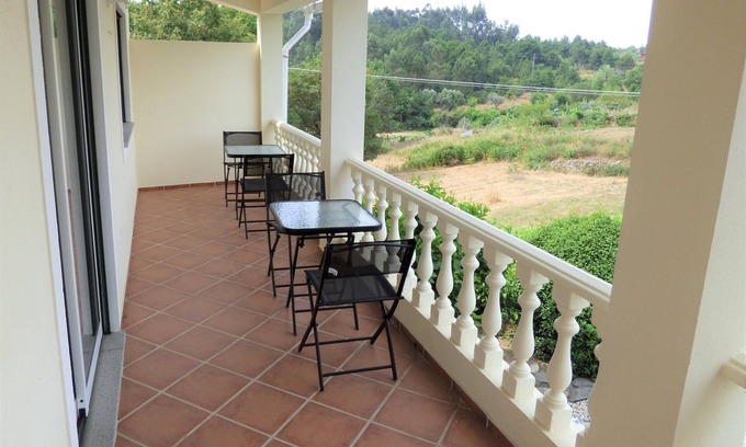 Mouronho Casa | 2 bedroom house with beautiful views, parking, garden and pool.