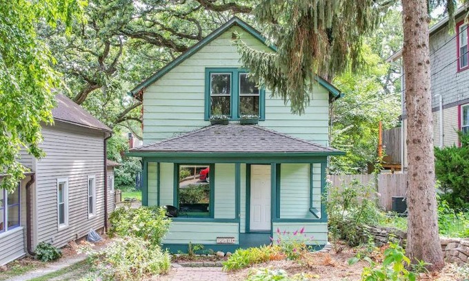Des Moines Casa | 2 Bedroom House with Outdoor Oasis Near Downtown