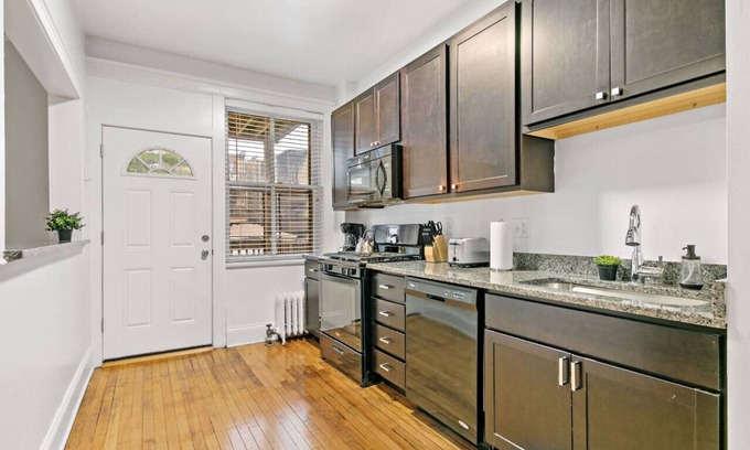 Boystown Apartamento | 2-Bedroom Indulging Condo Apt in Festive Boystown