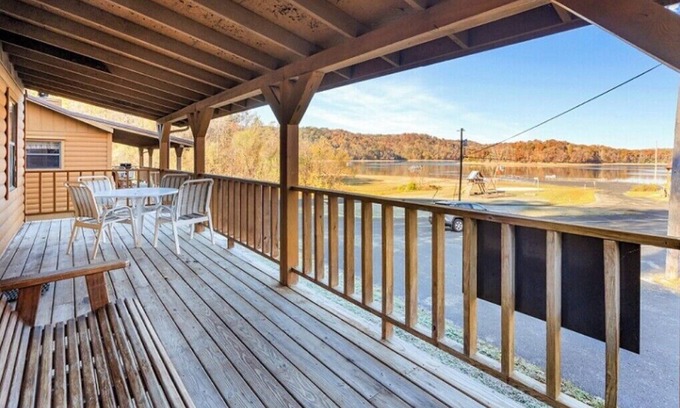 Byrdstown Cabina | 2 Bedroom lakeside to Dale Hollow Lake!