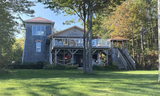 Cardigan Apartamento | 2 +Bedroom Lower Deck Apt sleeps 6 close to Brudenell/Dundarave Golf